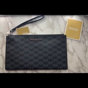 Brand new Michael Kors large clutch ✨